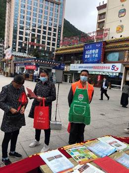 图片包含 项目, 滑雪, 挂, 桌子
描述已自动生成